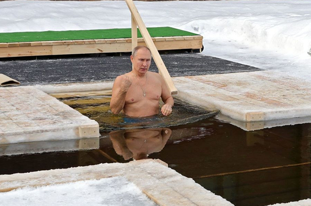 Владимир Путин окунулся в прорубь на Крещение: видео