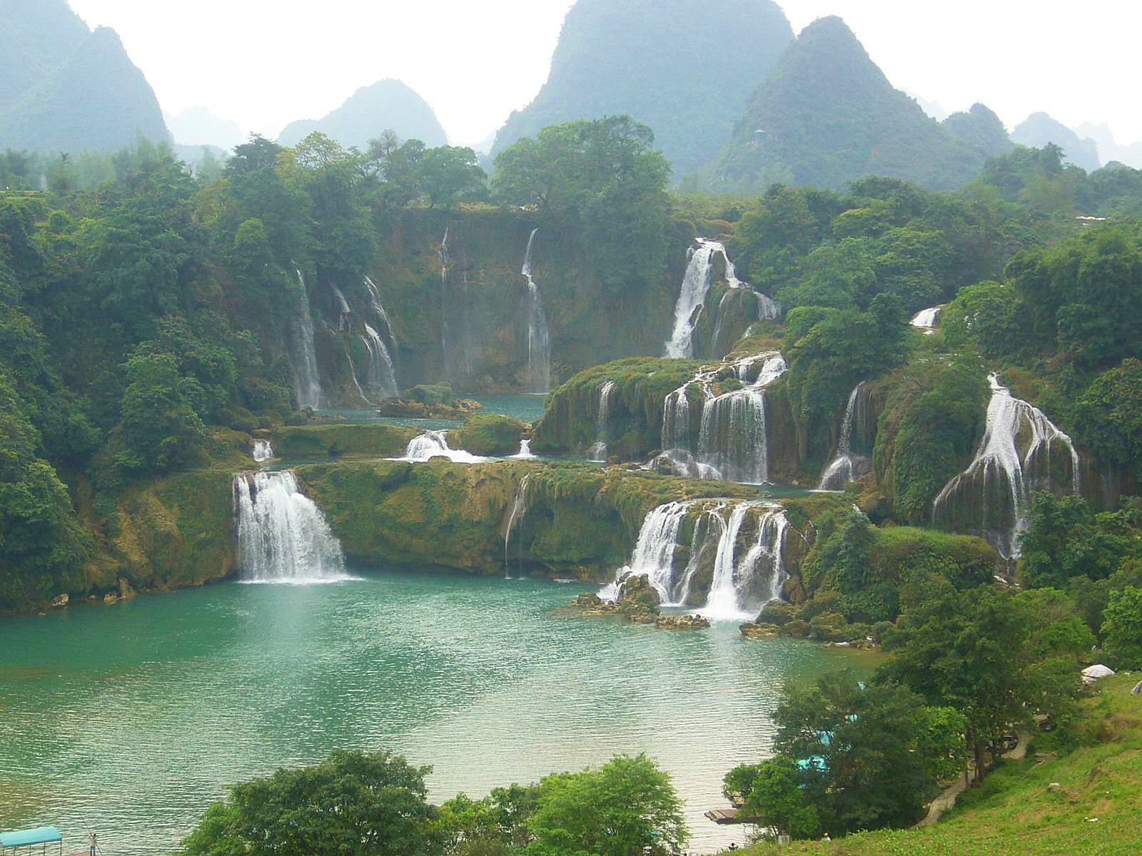 Водопад стекает с двух государственных границ Китая