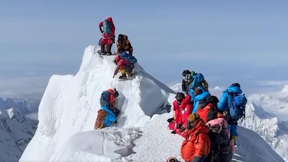 Желающие покорить Эверест выстроились в очередь
