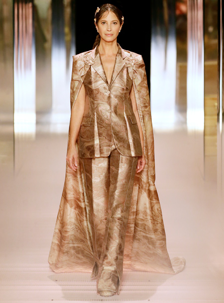 Деми Мур, Кейт Мосс, Белла Хадид и другие звезды вышли на подиум показа Fendi Деми Мур, Кейт Мосс, Белла Хадид и другие звезды вышли на подиум показа Fendi Мода,Новости моды