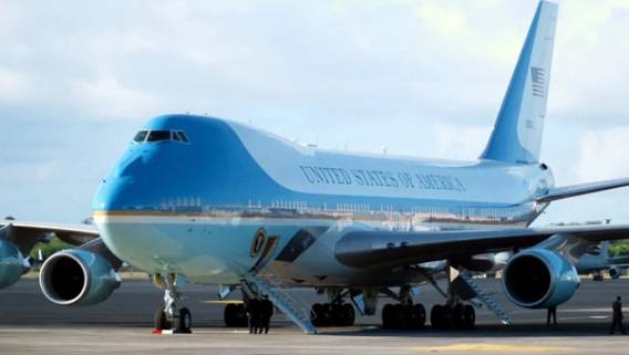 В строящемся самолете Air Force One нашли две пустые бутылки из-под текилы