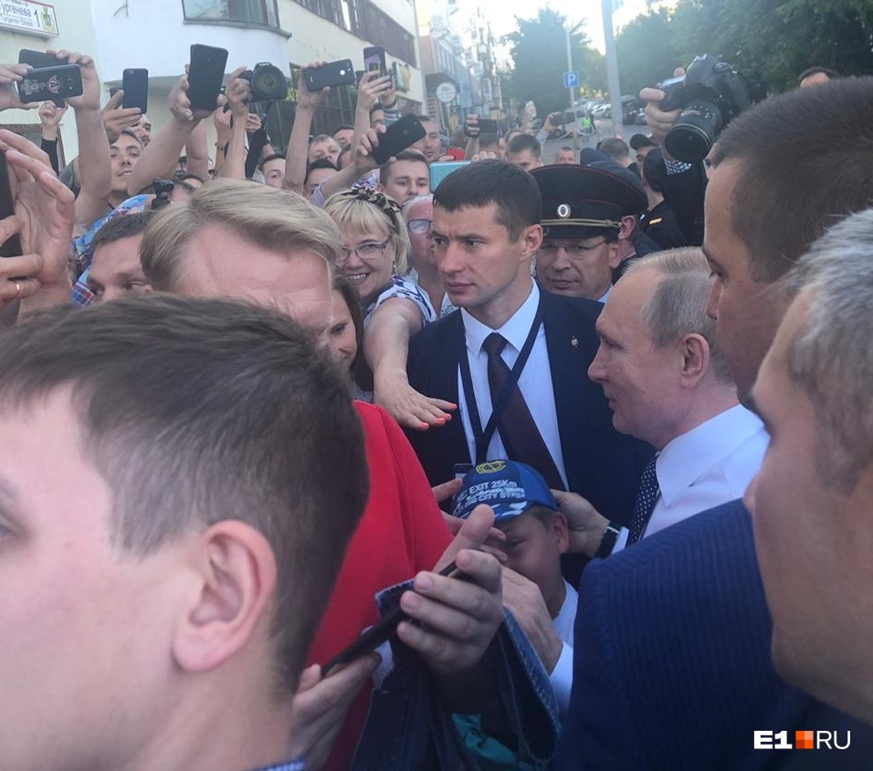 «Я его потрогала!»: Путин неожиданно остановил кортеж и вышел к народу. Реакция людей бесценна!