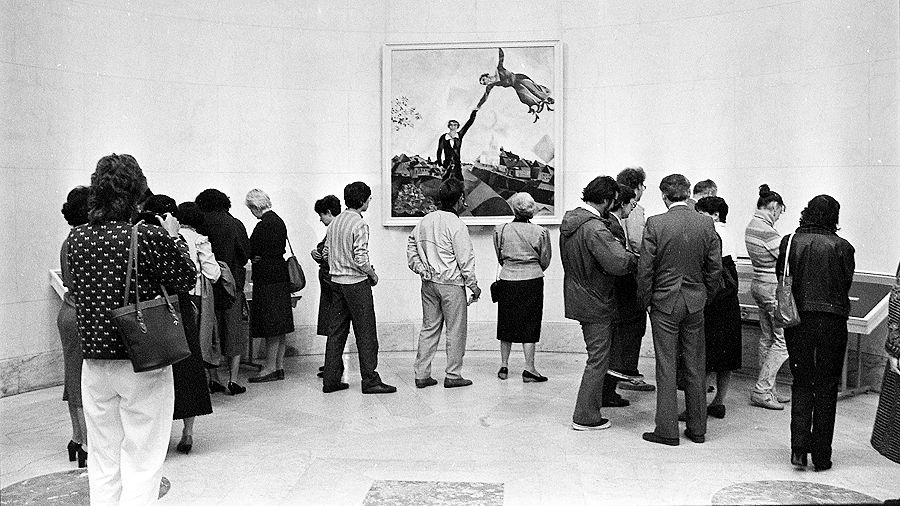 Картина Марка Шагала «Прогулка» в Белом зале Пушкинского музея в 1987 году Картина Марка Шагала «Прогулка» в Белом зале Пушкинского музея в 1987 году