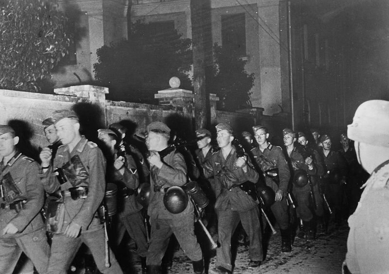 Колонна немецкой пехоты на марше . 22 июня 1941 года.
