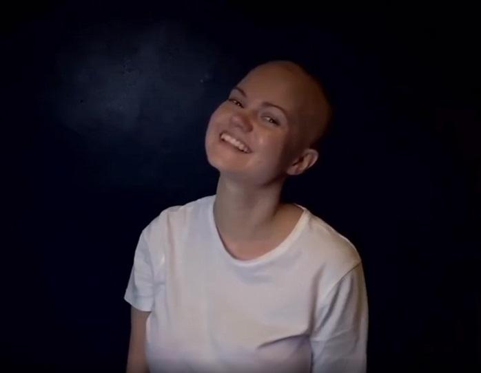 «Если ты лысый, ты быстро моешься»: Виктория Левкина не теряет позитив при онкологии