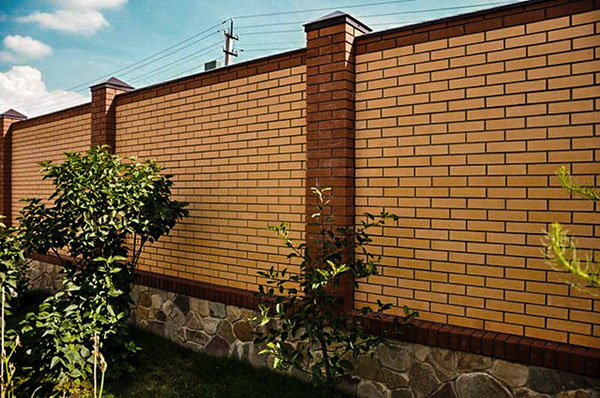 Возводим забор из кирпича своими силами сделай сам