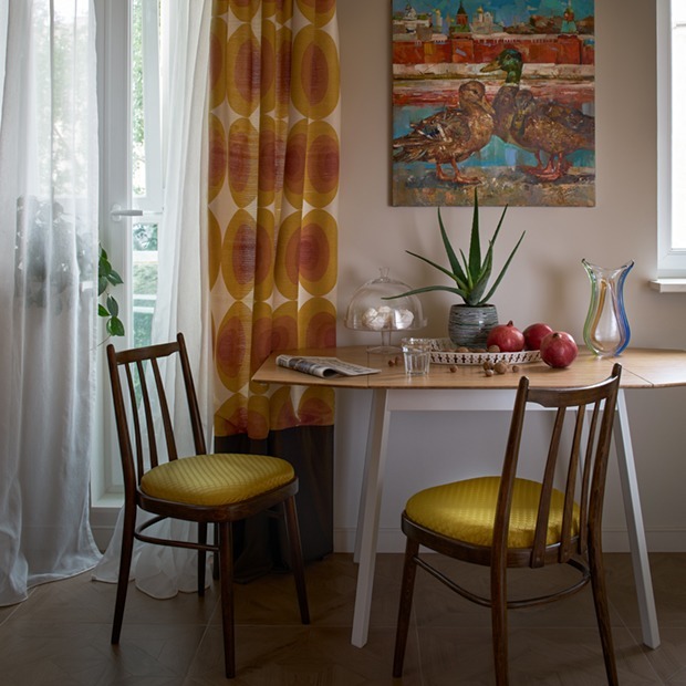 Двухкомнатная квартира в хрущевке в современном советском стиле