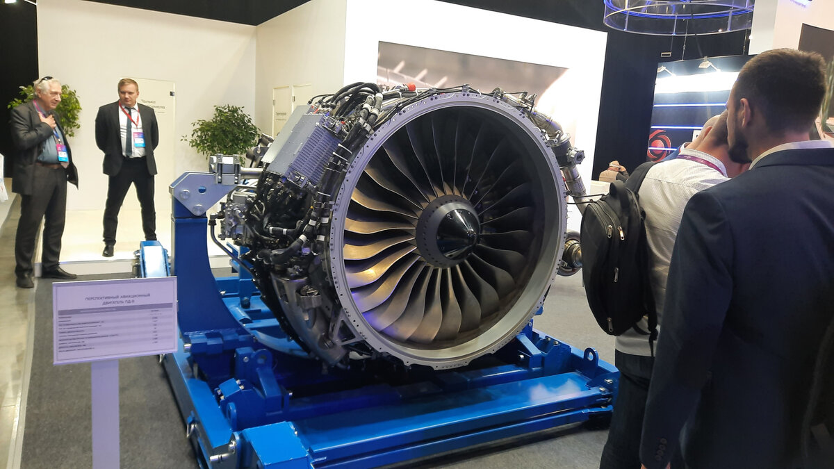 Новейший российский турбовентиляторный двигатель ПД-8 на выставке в Новосибирске.