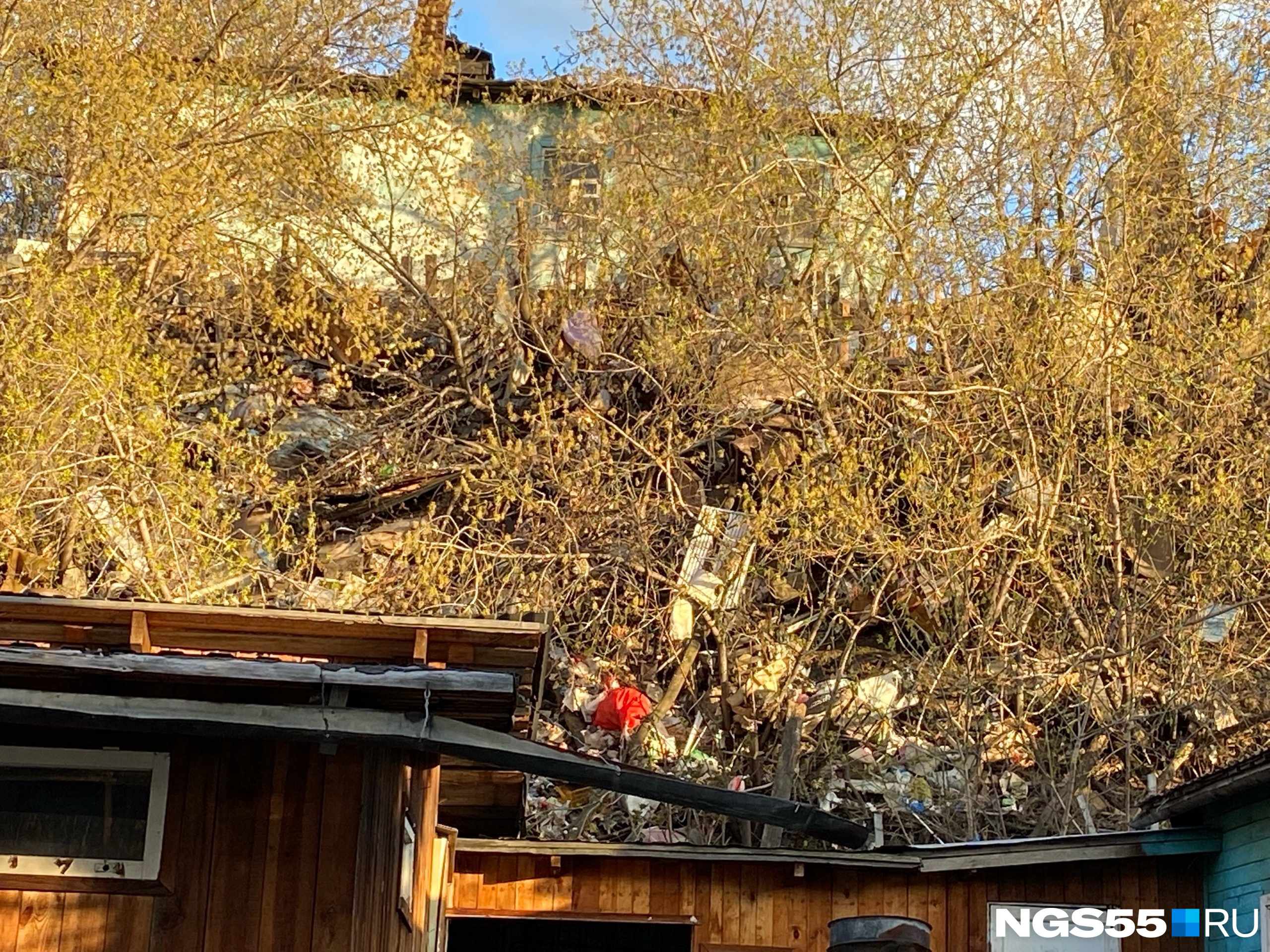 В Омске дом под склоном заваливают мусором соседи сверху. Что делать?