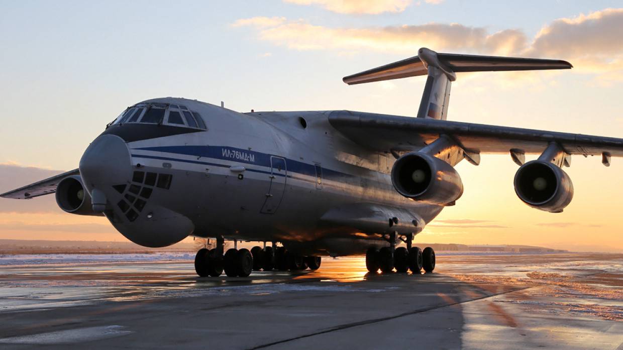 Подметательная машина врезалась в Ил-76 на аэродроме во Владивостоке