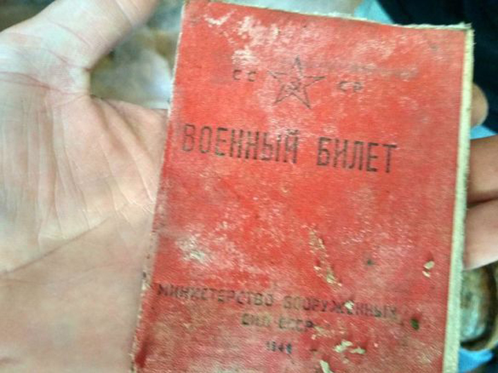 На Западной Украине нашли тайник, устроенный бандеровцами 70 лет назад документы, бидон, нашли, можно, города, местный, архив, артефакты, Мармус, оуновцев, бумагами, глубине, решили, чтобы, также, потому, когда, ОУНУПА, «копатели», стали