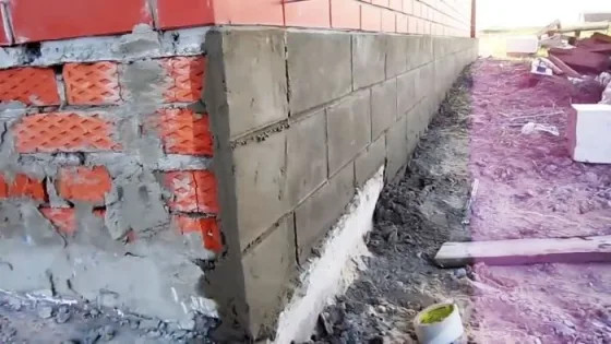 Отделка цоколя цементным раствором