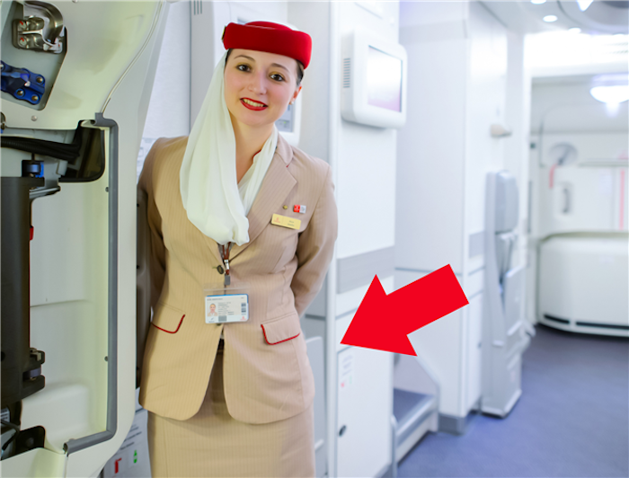 Почему стюардессы прячут руки за спину