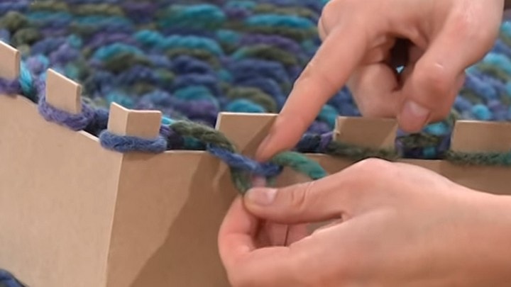 Ультрамодный шарф-хомут с помощью самой простой и быстрой техники петлю, пряжи, нужно, можно, коробки, будет, через, петли, Получается, вязание, толщины, этого, тоньше, часовой, изделие, примерно, зубцы, коробку, обвить, просто
