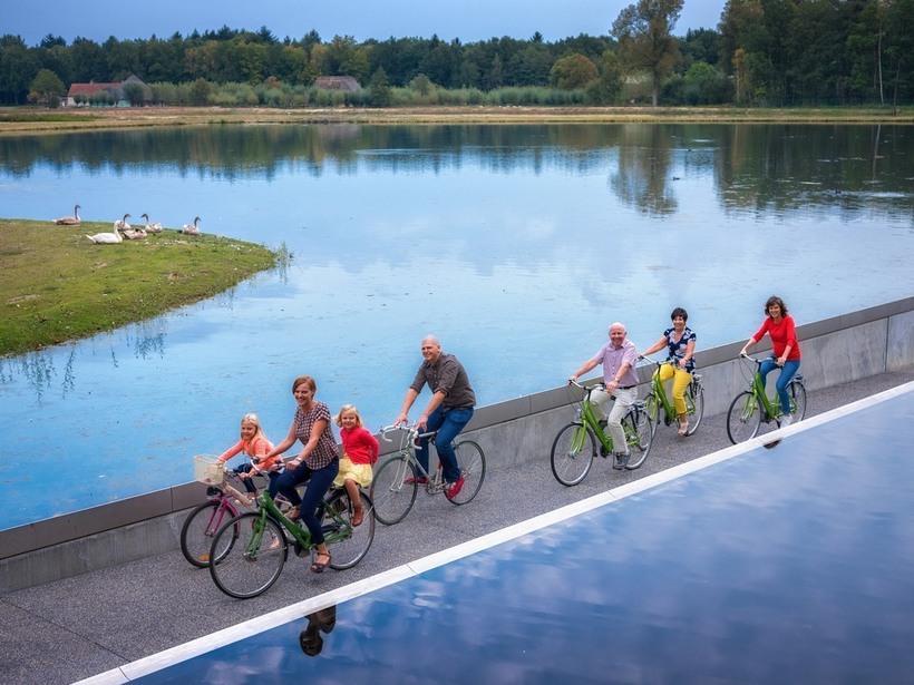 Где можно прокатиться прямо по воде: велосипедная дорожка, проложенная через пруд