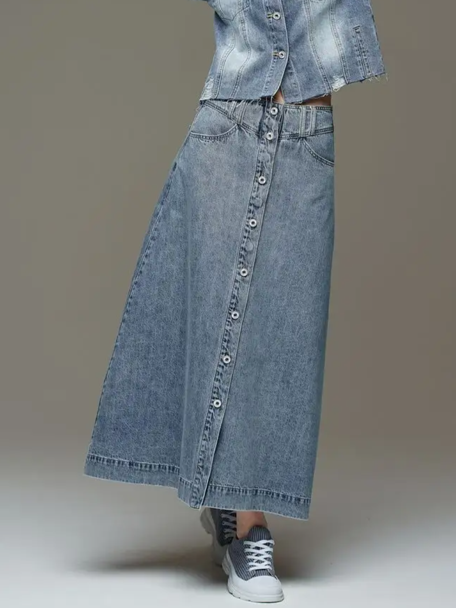Джинсовые юбки почти столь же популярны, как и джинсы. И это неудивительно, одежда эта практичная, достаточно универсальная и подходит практически всем.-13