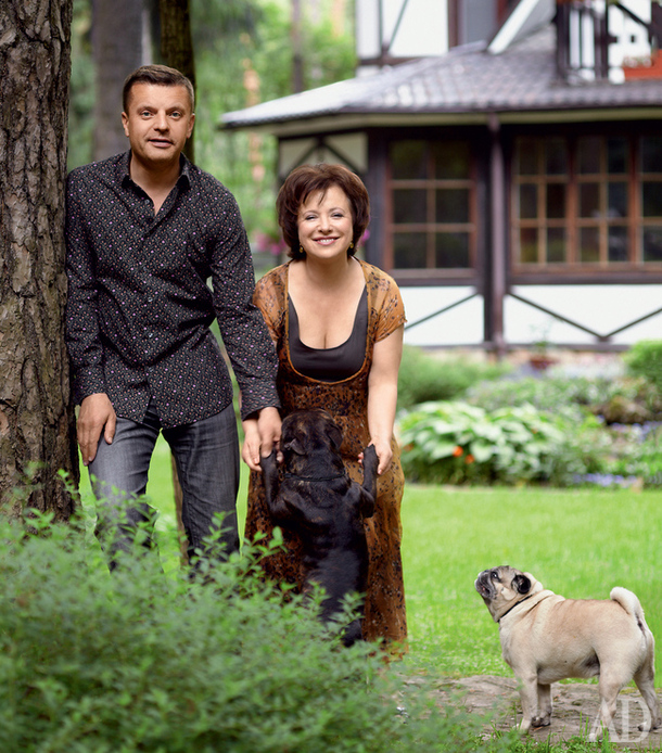 Леонид Парфенов, его жена Елена Чекалова и их собаки Боня и Мотя.