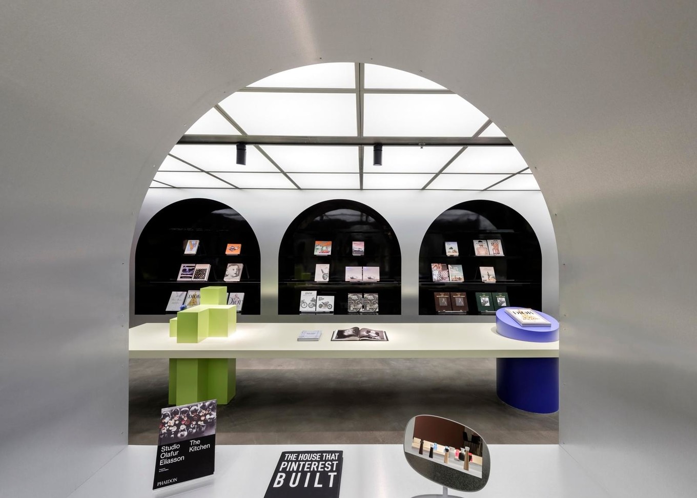 Книжный магазин, кафе и мебельный шоу-рум Harbook в Китае