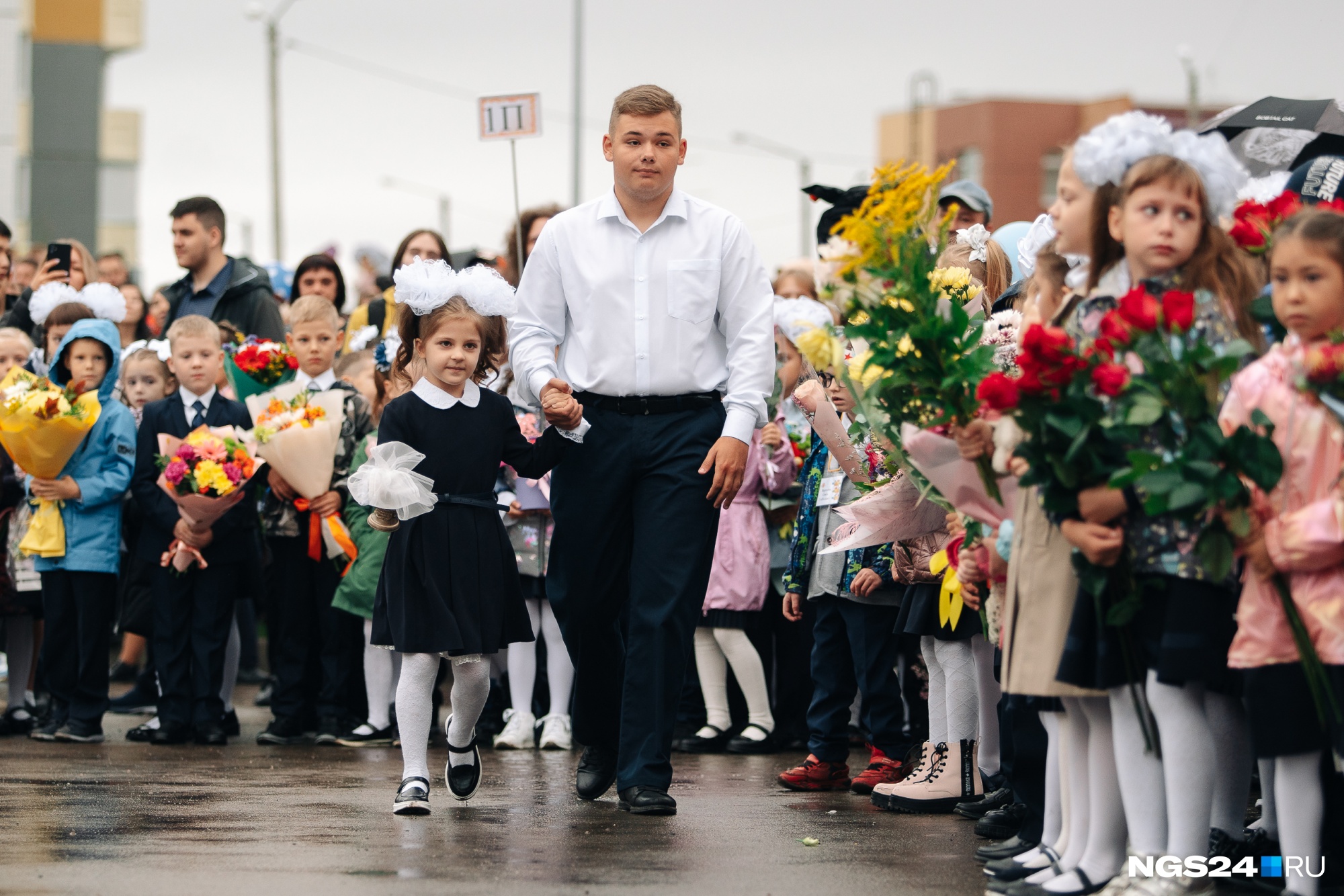 21 первых классов. Первоклашка. Торжественная линейка 1 сентября. Школьники 1 сентября. Первоклашки фото.