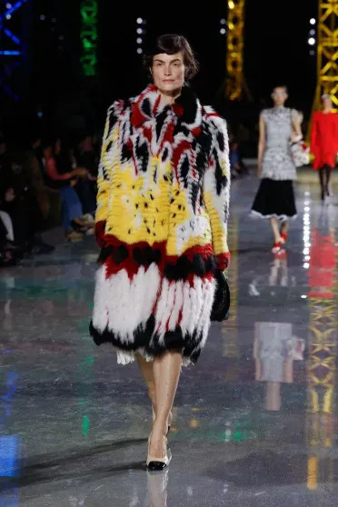 Неделя моды в Париже: Марго Робби (с каре), Кайли Миноуг, Лили-Роуз Депп и Ольга Карпуть среди гостей, российские модели — на подиуме на показе Chanel Chanel, показе, осеньзима, Кайли, Париже, Миллер, Евсеева, Берзения, Images, Уинфри, ЛилиРоуз, подиум, Миноуг, Марго, новой, Робби, нулевых, 2026Адица, 2026Вика, Консани