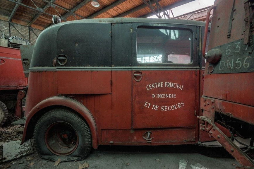 Заброшенный ангар, полностью забитый редкими пожарными грузовиками Заброшенный ангар, полностью забитый редкими пожарными грузовиками