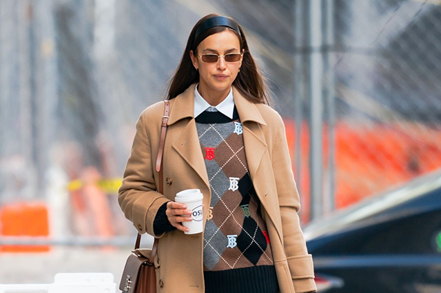 Как студентка: рассматриваем новый образ Ирины Шейк на прогулке по Нью-Йорку