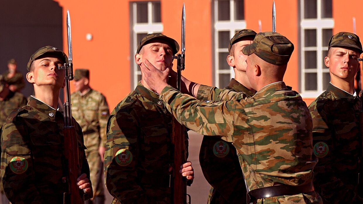 Командир в строю. Воспитание военнослужащих. Дисциплина в армии. Командир в армии. Командир и солдаты.