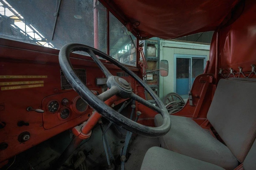 Заброшенный ангар, полностью забитый редкими пожарными грузовиками Заброшенный ангар, полностью забитый редкими пожарными грузовиками