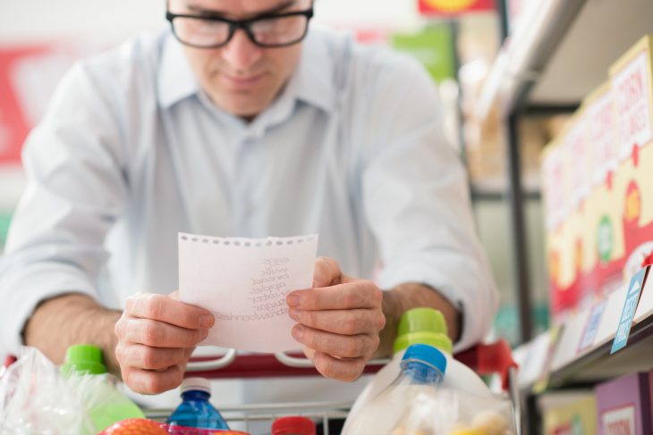 Захожу в магазин и тут какой то тип неожиданно выхватывает из рук мой список продуктов…