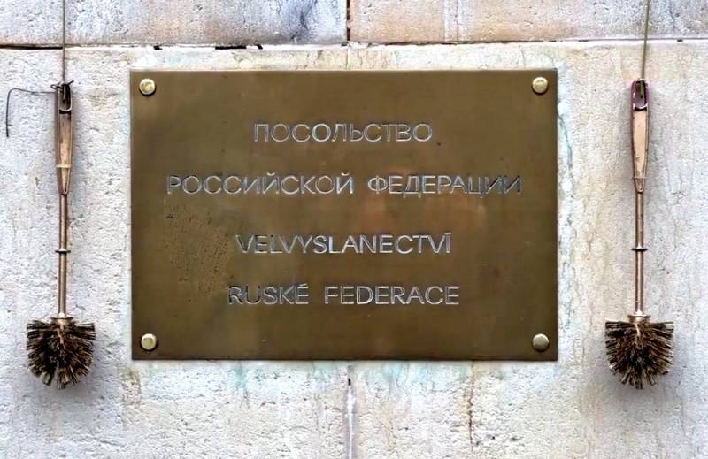 Выдворение российских дипломатов из Чехии спровоцировало столкновения у посольства РФ в Праге Новости