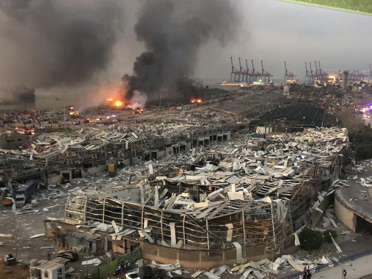 Мощный взрыв произошел во вторник в районе порта Бейрута поблизости от базы ВМС Ливана.