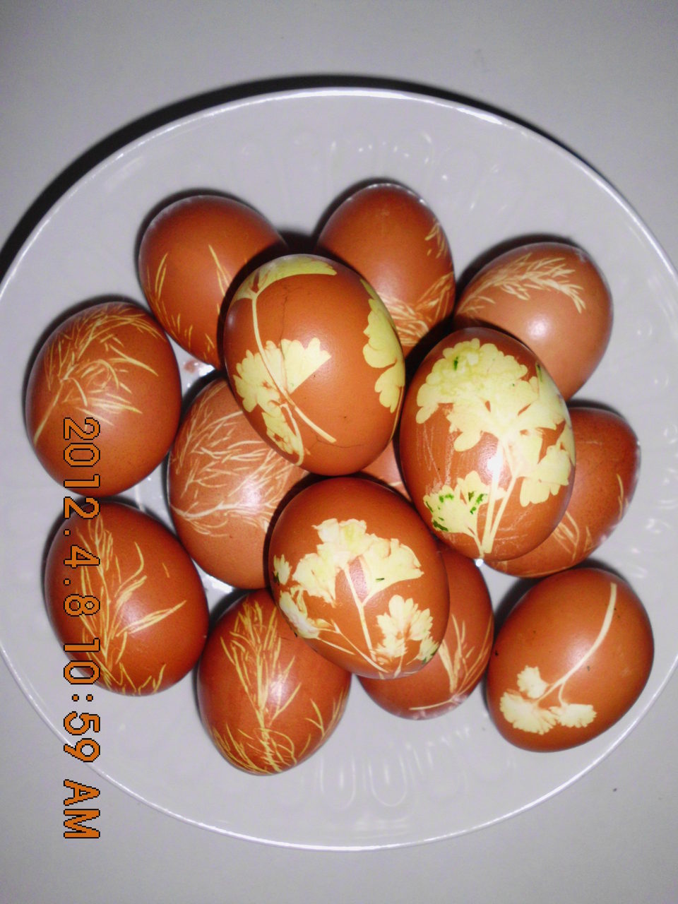 Смешные рисунки на яйцах варенные в луковой