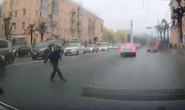 В Рязани попал на видео ребёнок, перебегающий Первомайский проспект перед машинами