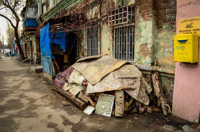 На улицах груды мусора города, города украины, нищета, обратная сторона, разруха, трущобы, украина