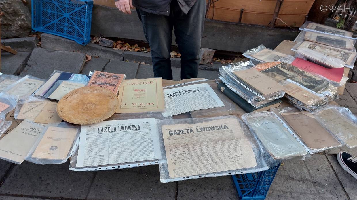 Во Львове националисты охотятся на торговцев советской символикой Политика