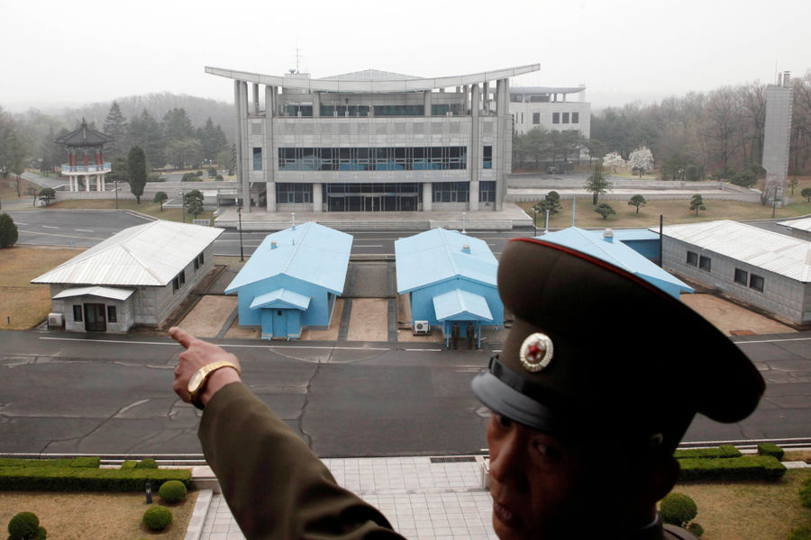 Yonhap: северокорейские военные начали возводить стены и рыть землю в ДМЗ