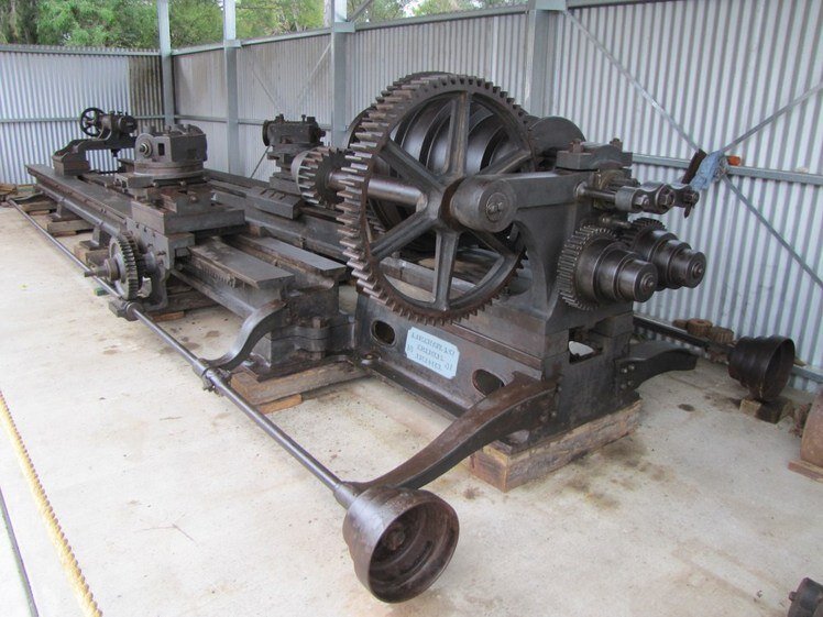 Источник: https://salik.biz/articles/56862-stanki-po-kamnyu-dlja-izgotovlenija-kolonn.html 