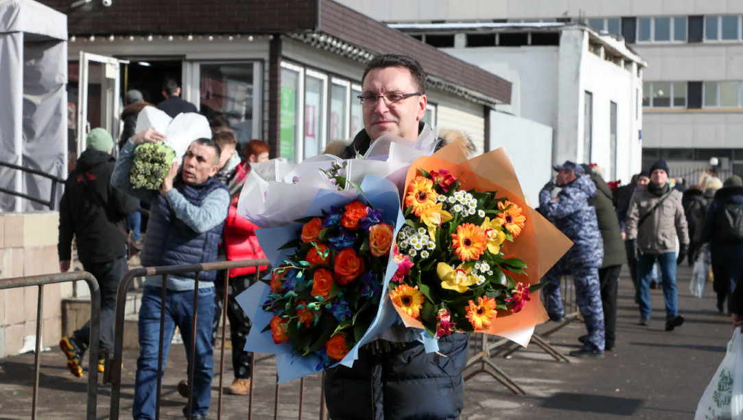 Новости с фронта 08.03 2024. Мужчина с цветами. Праздник цветов.