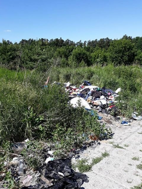 Польское село превратилось в свалку брошенных автомобилей Польское село превратилось в свалку брошенных автомобилей авто, свалка, факты