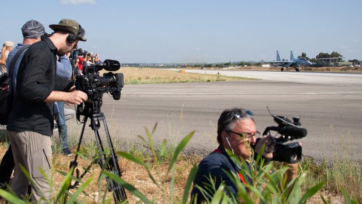 "Старина Фрейд поставил бы диагноз": Американцы оставили российским солдатам на базе в Сирии массу подарков и радость разведке