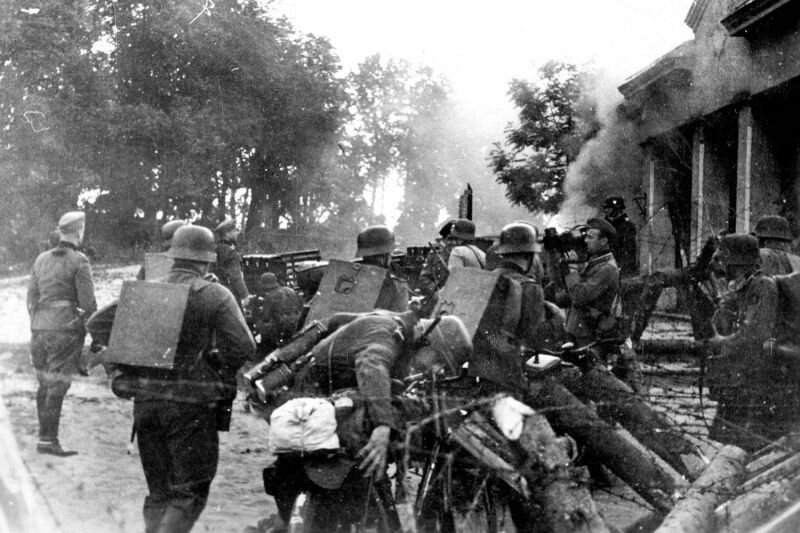 Солдаты вермахта переходят границу с СССР у здания таможни в литовском городе Кибартай. 22 июня 1941 года.