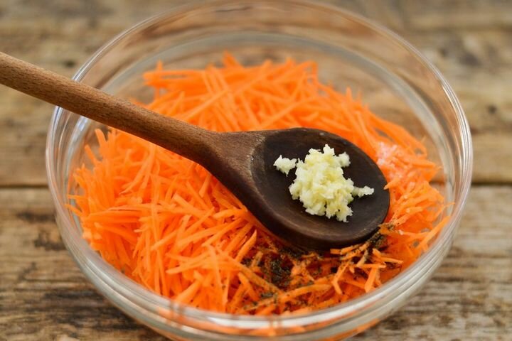 Салат из моркови со сметаной и чесноком - проще не придумаешь! морковь, вкусу, салат, молотый, можно, перец, тёрке, —  по, моркови, натереть, сметаны, несколько, чёрный, всего, слаще, сахара2, верхней, домашний, очистить, майонез