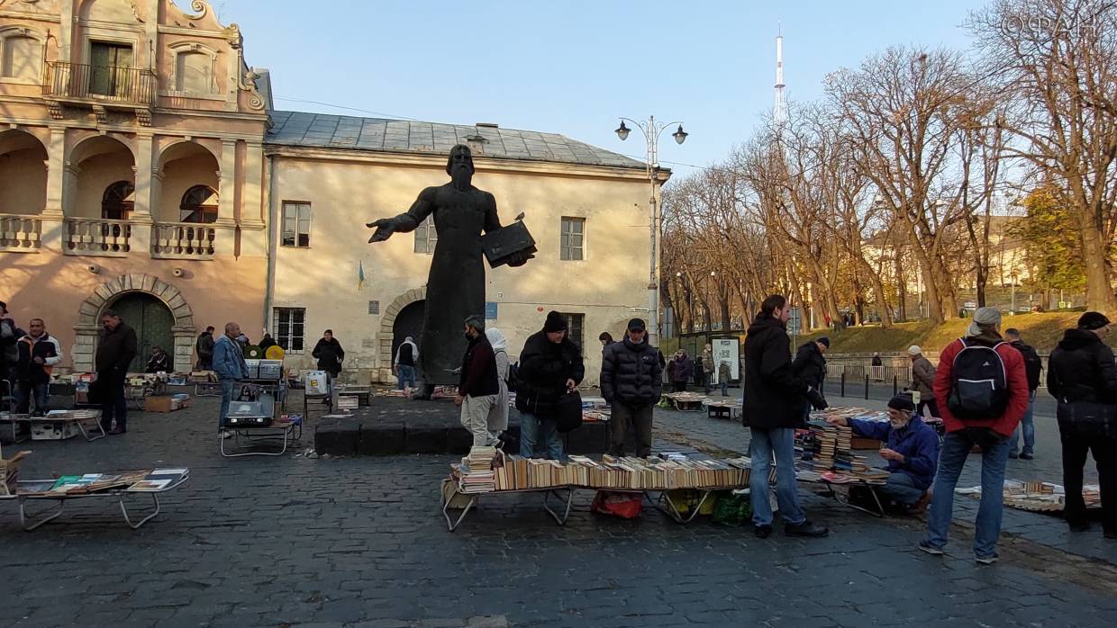 Во Львове националисты охотятся на торговцев советской символикой