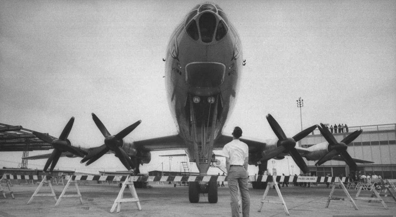 Самый большой в мире пассажирский самолет Ту-114 в Нью-Йорке. 1959 год 1959 год,авиация,история,СССР,Ту-114