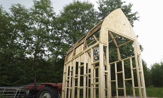 Хижина в лесу: мужчина построил полноценный дом из деревянного мусора Хижина в лесу: мужчина построил полноценный дом из деревянного мусора Культура