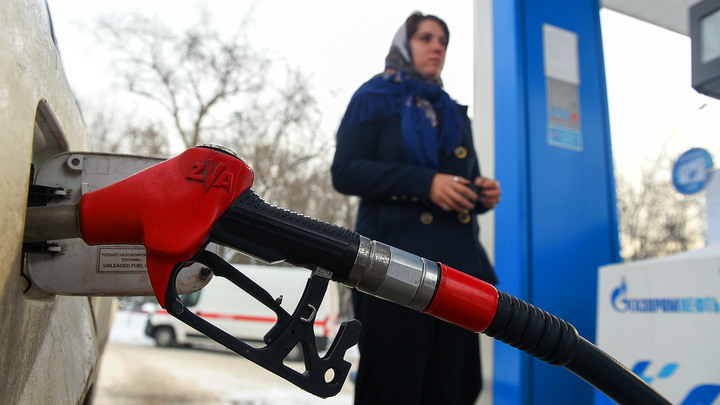 Не надоело дурить народ? Снова нефть дешевеет, а бензин дорожает