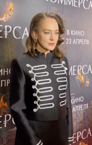 Аглая Тарасова, Александр Петров с женой, Сергей Бурунов и Елизавета Базыкина посетили премьеру фильма 