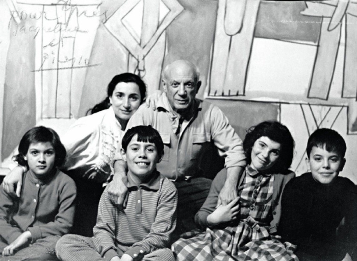 Пикассо с детьми и внуками.