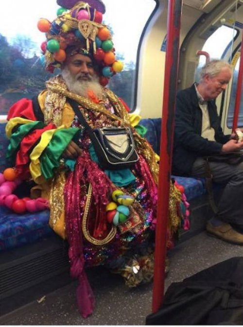 Странные пассажиры в общественном транспорте (17 фото)