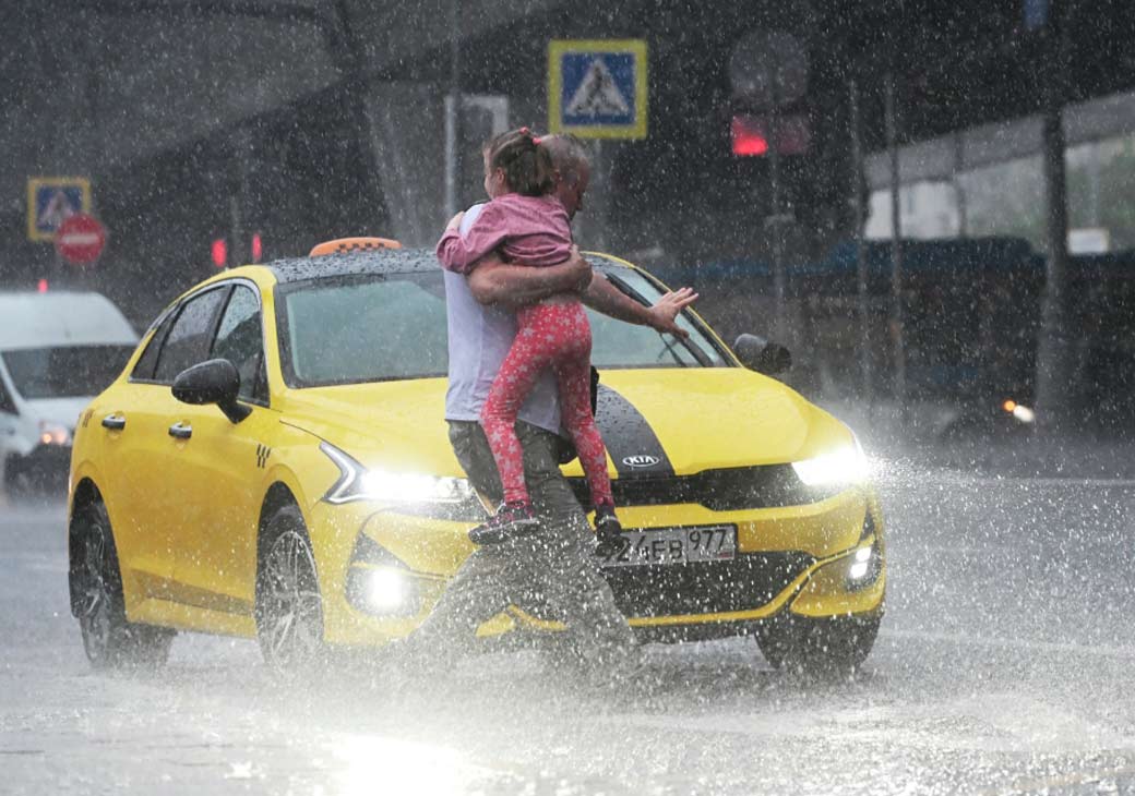 Стихия ударила по тормозам московскому транспорту. Ураган «Эдгар» усложнил жизнь автомобилям, трамваям, поездам и вокзалам